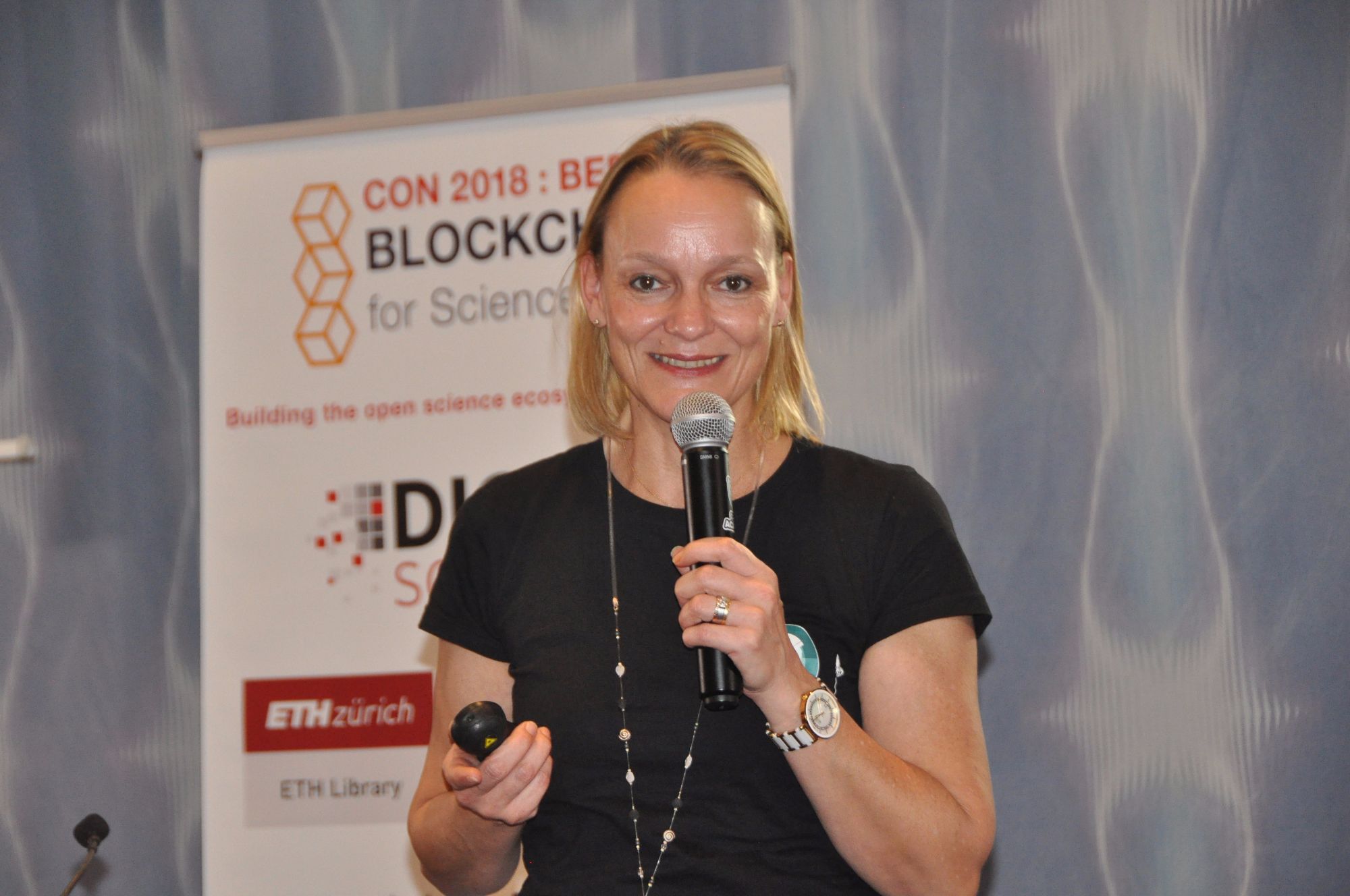 Speaker on open science and blockchain